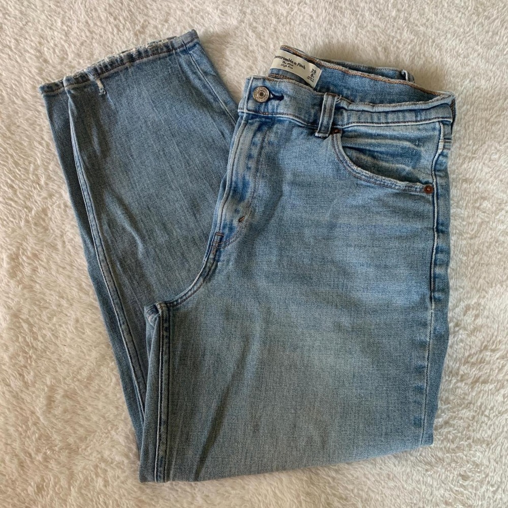 Women's 8S Short ABERCROMBIE The Mom High Rise Light Wash Distressed Jeans